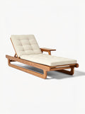Stevig houten ligbed met comfortabele kussen